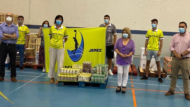 Momento de la donación del club Unión Baloncesto Jerez DKV al centro Kiko Narváez.