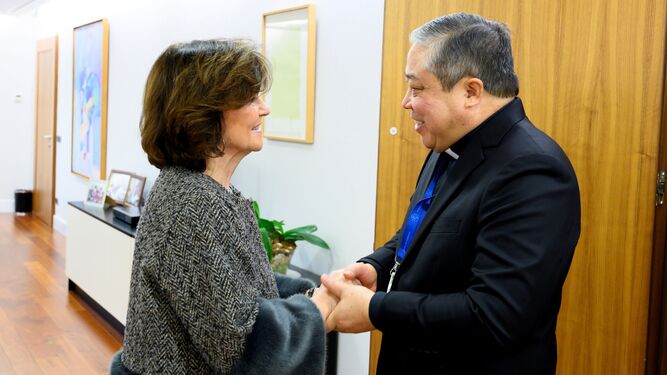 El nuncio de España en un reciente encuentro con la vicepresidenta del Gobierno Carmen Calvo.