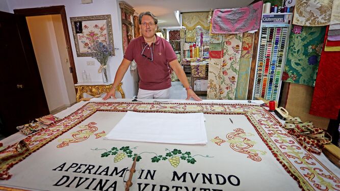 Fernando Calderón en su taller de bordados en Jerez.