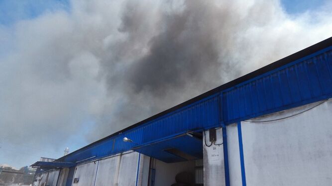 Incendio en naves del pol&iacute;gono industrial El Portal