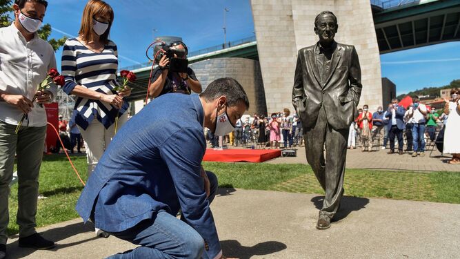 Pedro Sánchez deposita una rosa ante una estatua de Ramón Rubial durante el acto del PSE-EE este domingo en Bilbao.