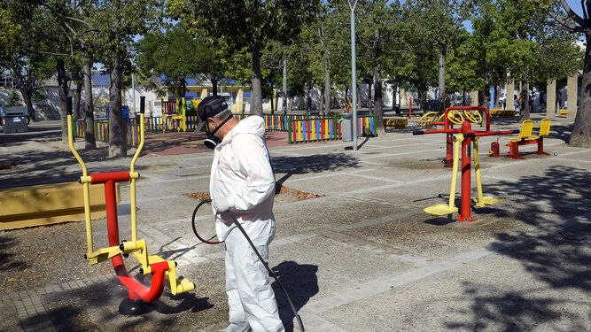 Un operario durante los trabajos de limpieza de uno de estos parques.
