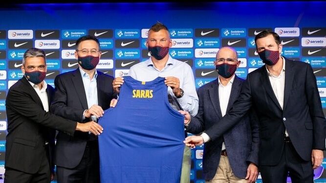 Jasikevicius posa con una camiseta con su nombre en su presentación como nuevo entrenador del Barça.