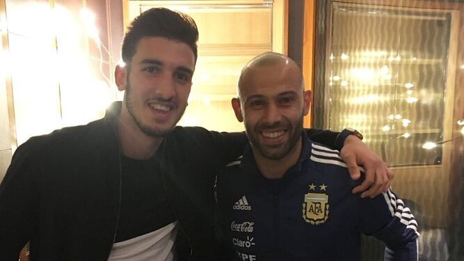 El argentino Facu Ballardo, nuevo futbolista del Atleti, junto a Mascherano.