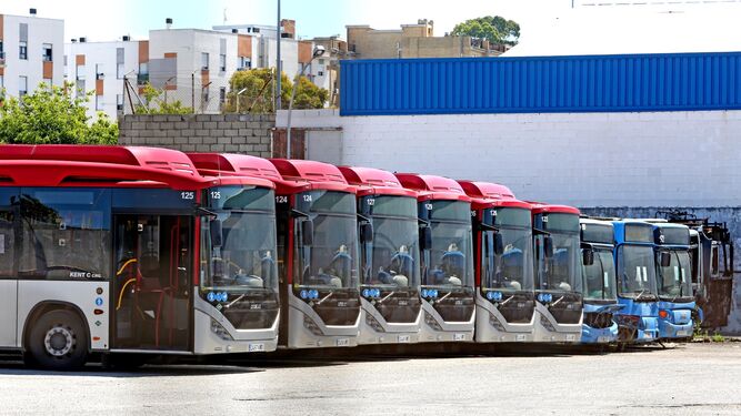 Autobuses urbanos nuevos que no pueden circular por defectos en el sistema eléctrico.