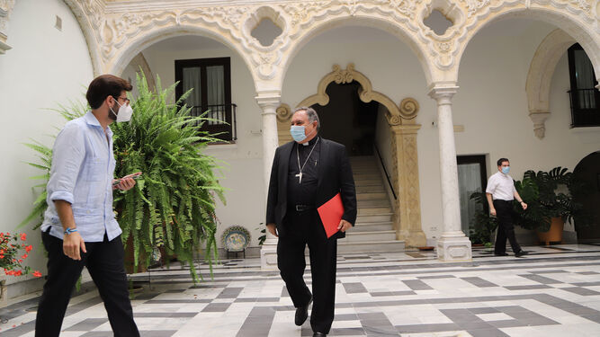 El obispo José Mazuelos, este lunes con el delegado de Medios de Comunicación en el obispado.