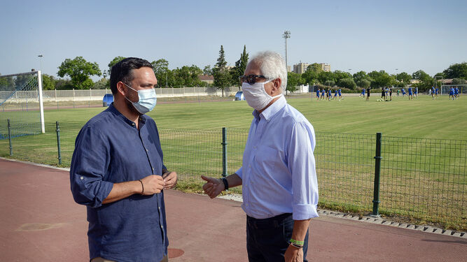 Jesus Alba, delegado de Deportes, conversa con Rafael Coca, presidente del Xerez DFC, en el campo Pepe Ravelo.