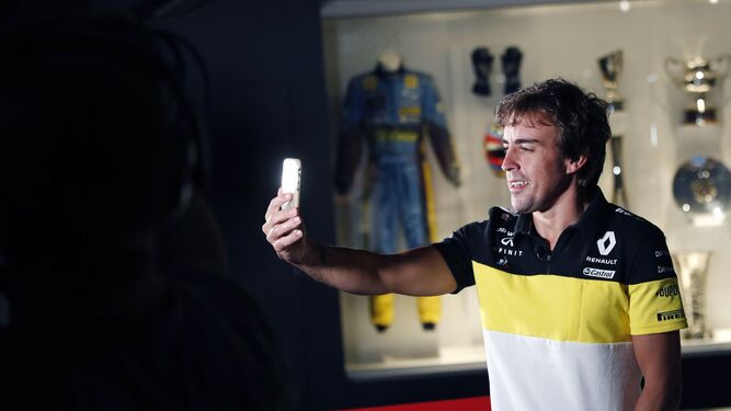 Fernando Alonso con los colores de Renault.
