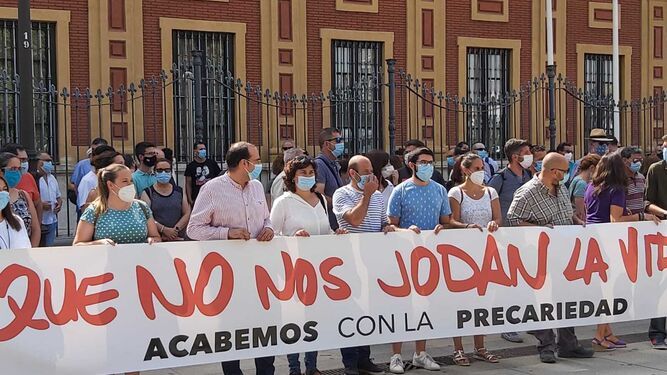 Concejales de Sanlúcar y otros cargos públicos de IU en la protesta ante la Junta celebrada en Sevilla.