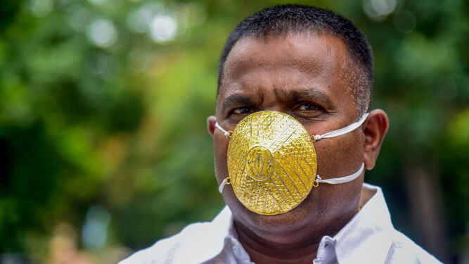 La máscara de oro india que causa furor y vergüenza en la India