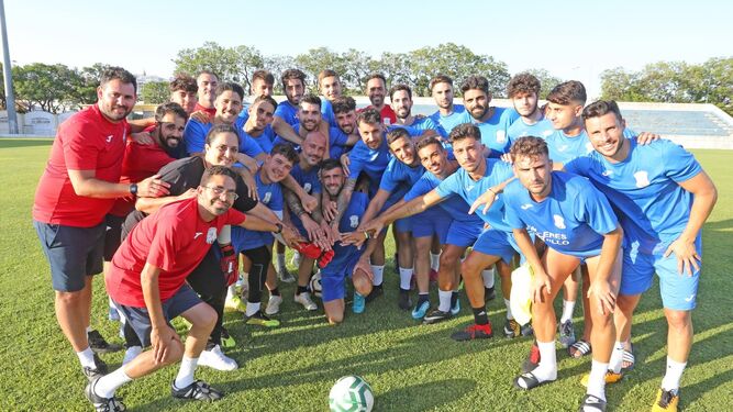 Plantilla y cuerpo técnico del Jerez Industrial, en La Juventud este viernes antes del último entrenamiento previo al partido contra el Balón.