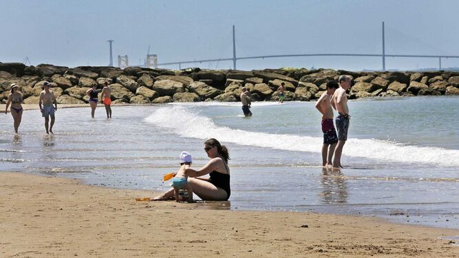 Usuarios de La Puntilla, bañándose días atrás en la playa.