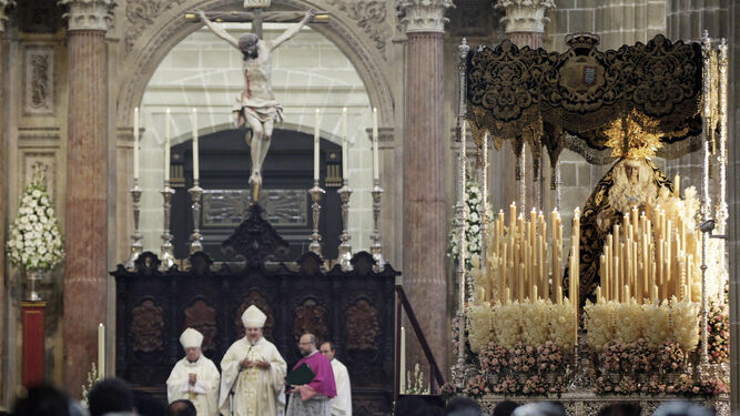Pontifical en la Catedral de Jerez con motivo de la Coronación Canonica de la Esperanza de la Yedra en septiembre de 2013.