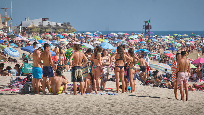 Una pandilla de jóvenes, ayer por la tarde en la playa de Santa María del Mar.