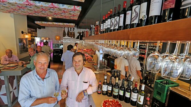 José Manuel Martín, director gerente del Grupo Montesierra, con Fermín Anguita, nuevo gerente del restaurante Quince Arrobas, este miércoles en la reapertura.