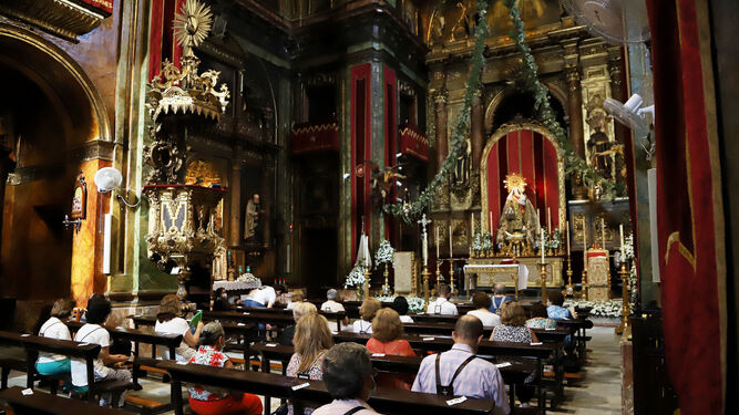 Basílica del Carmen con devotos celebrando la novena.