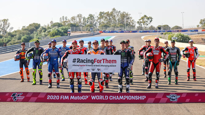 Foto de familia de los pilotos de MotoGP con un mensaje para las víctimas del COVID: "Corremos por ellos".