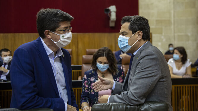 Juan Marín y Juanma Moreno conversan en el Parlamento