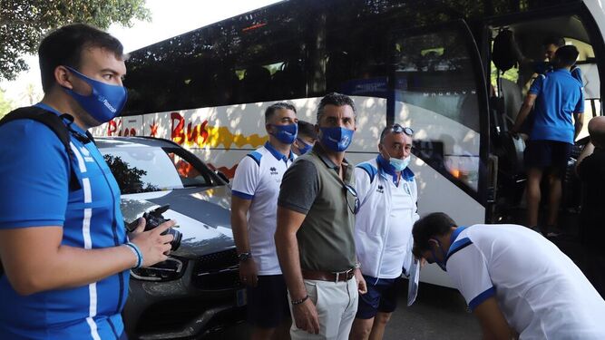 Edu Vilegas, junto a Uribe antes de subirse al autobús rumbo a Málaga.