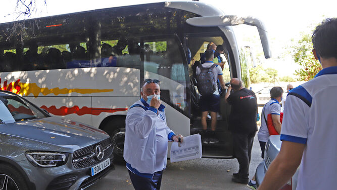 Los aficionados del Xerez DFC despiden al equipo en la salida hacia Marbella