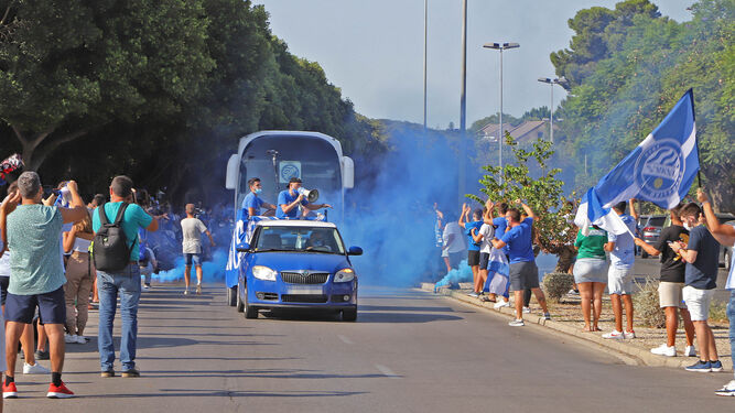 Los aficionados del Xerez DFC despiden al equipo en la salida hacia Marbella