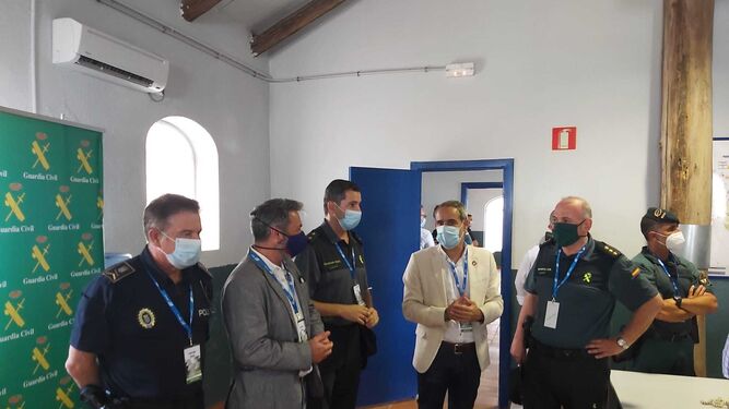 El subdelegado del Gobierno en Cádiz, José Pacheco, y el delegado de Seguridad de Jerez, Rubén Pérez, visitando el Cecop.