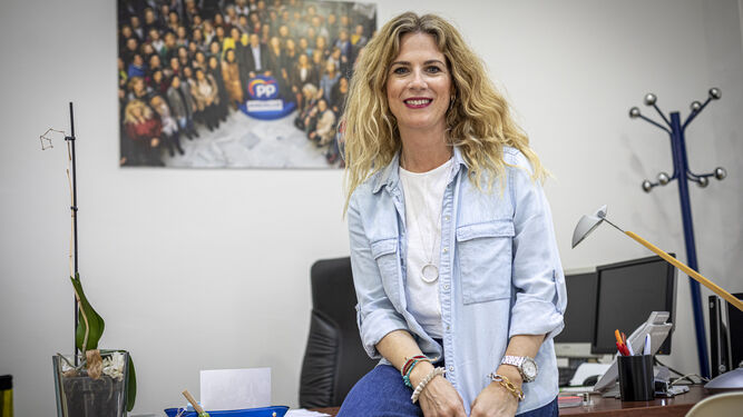 La presidenta provincial del PP posa antes de la entrevista en su despacho de la sede de Cádiz.