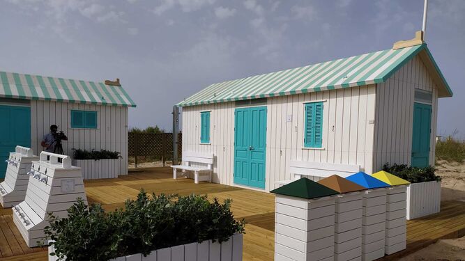 Nuevos módulos de playa instalados en Camposoto, similares a los que se colocarán en el resto de la playa el próximo año.