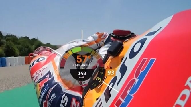 Captura donde se aprecia la velocidad y la inclinación de la moto de Márquez justo antes de irse al suelo.