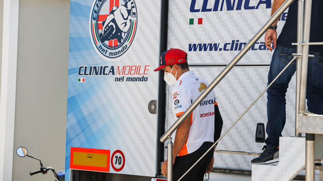 Marc Márquez, saliendo hoy de la Clínica Mobile en el Circuito.