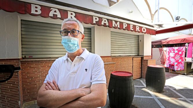 Antonio López, propietario del Bar Pampero, frente a su negocio.