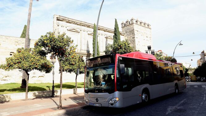 Un autobús urbano junto al Alcázar.