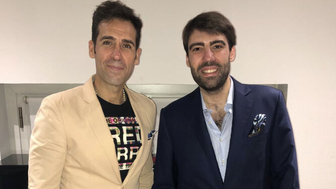 Ismael Jordi, junto al autor del artículo en el Teatro Real de Madrid.