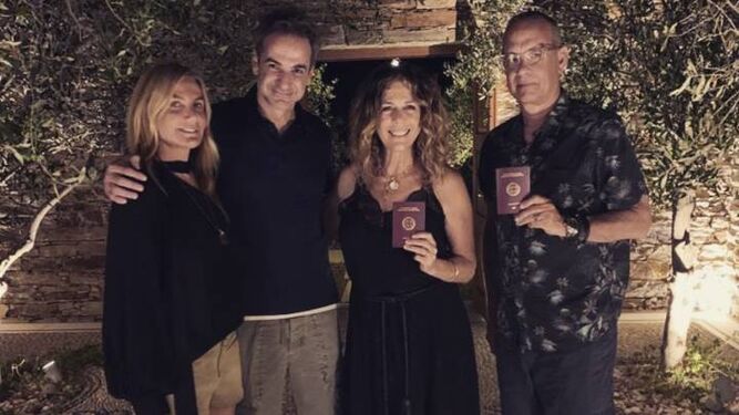 Tom Hanks y su esposa exhiben los pasaportes helenos junto al primer ministro griego y su mujer