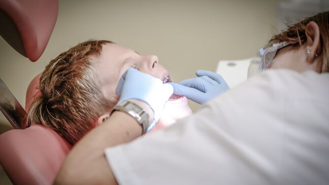 Un niño en una revisión dental.