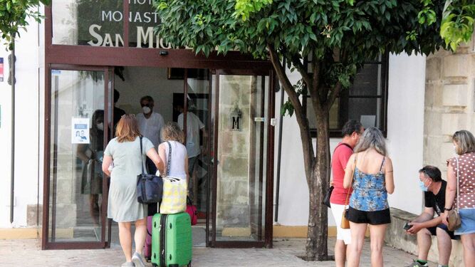 Un grupo de turistas, esta semana a las puertas del hotel Monasterio de San Miguel.