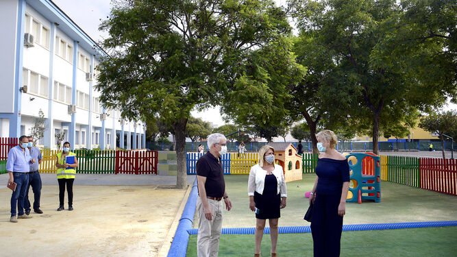La alcaldesa, visitando el colegio público Ciudad de Jerez.