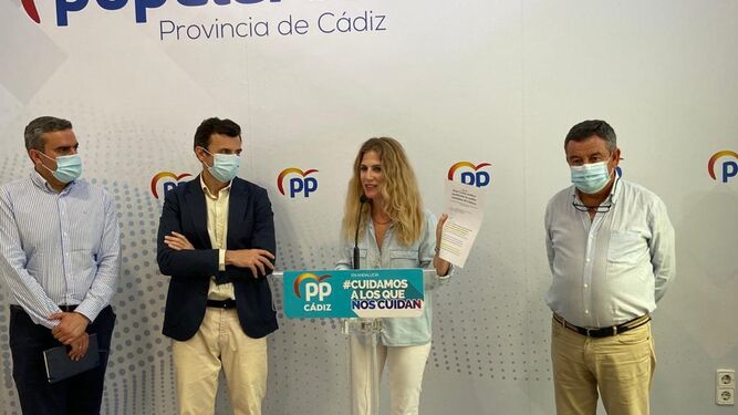 Ana Mestre con otros representantes del PP en rueda de prensa.