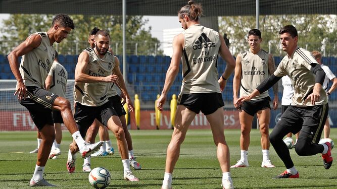 Bale, de espaldas, participa en un rondo junto a Varane, Benzema, James y Courtois.