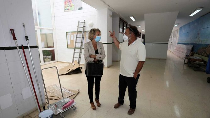 la concejala Lola Campos, durante su visita a las mejoras que se ejecutan en uno de los centros de enseñanza.