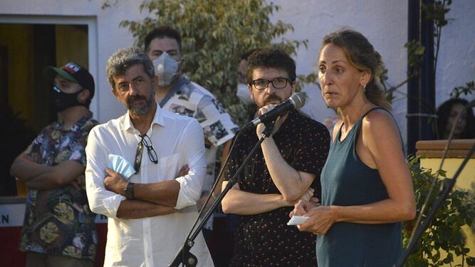 Kika González se dirige a la audiencia ante la presencia de Alberto Rodríguez y Juan Miguel del Castillo
