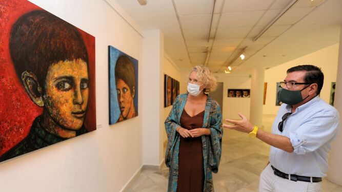 El pintor venezolano Adonay Duque, junto a la concejala Lola Campos.