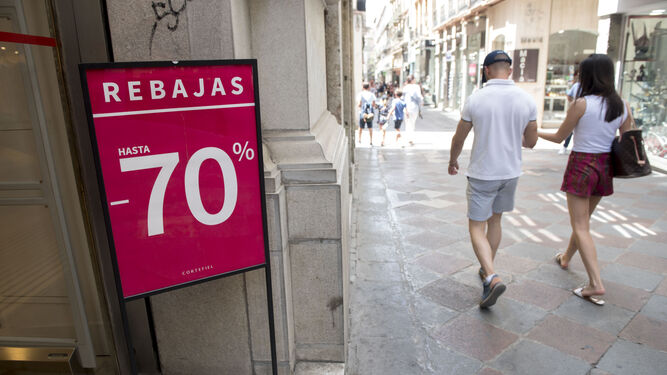 Un cartel de Rebajas en una calle andaluza.