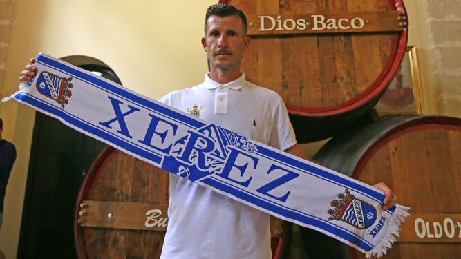 Álex Colorado, en su presentación como nuevo jugador del Xerez CD en la Bodega Dios Baco