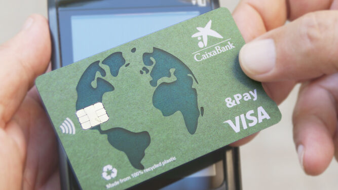 Una de las tarjeta de crédito fabricadas con plástico 100% reciclado de Caixabank.