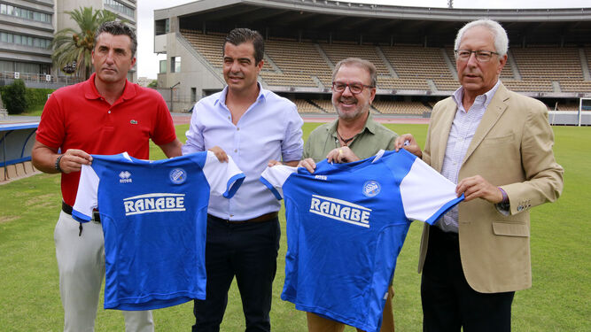 Edu Villegas, director deportivo del Xerez DFC, junto a José Pérez Herrera, nuevo entrenador; Rafael Navarro, gerente de Ranabe, patrocinador principal del club; y Rafael Coca, presidente del XDFC.