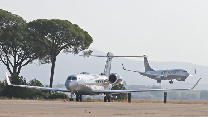 Aterrizaje de un avión de Ryanair en el aeropuerto de Jerez el pasado mes de julio con un jet ya estacionado en la plataforma.