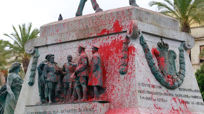 Estado en el que quedó la estatua de Miguel Primo de Rivera tras el acto vandálico