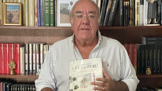 Juan Pedro Cosano posa con su último libro, ‘El rey del Perú’, en su despacho.