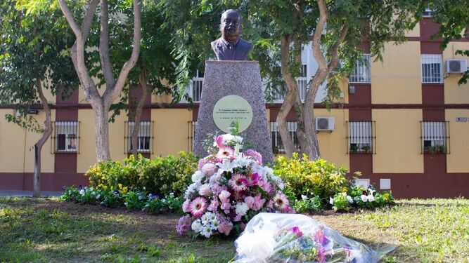 Busto dedicado a la memoria de Cayetano Roldán en la avenida que lleva  su nombre.